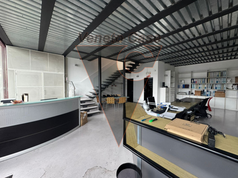 Proponiamo in vendita un ampio capannone di 1200 mq, composto da 1000 mq di spazio operativo e ul...