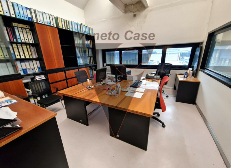 Proponiamo in vendita un ampio capannone di 1200 mq, composto da 1000 mq di spazio operativo e ul...