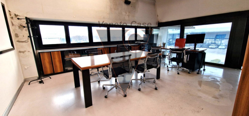 Proponiamo in vendita un ampio capannone di 1200 mq, composto da 1000 mq di spazio operativo e ul...