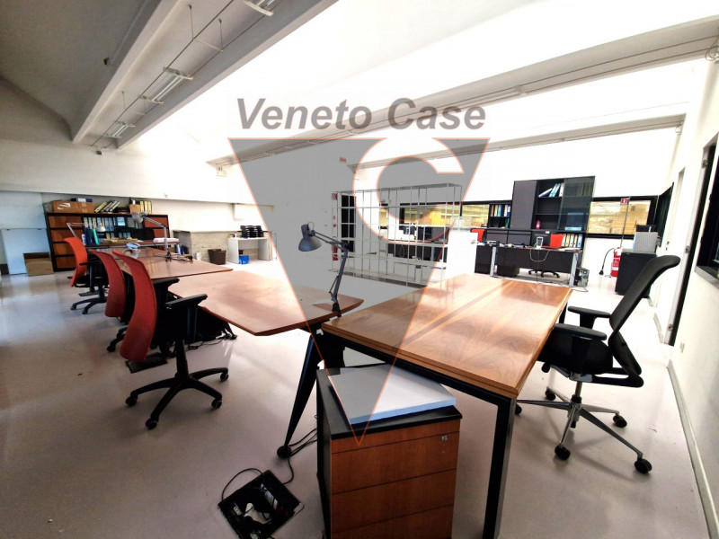 Proponiamo in vendita un ampio capannone di 1200 mq, composto da 1000 mq di spazio operativo e ul...