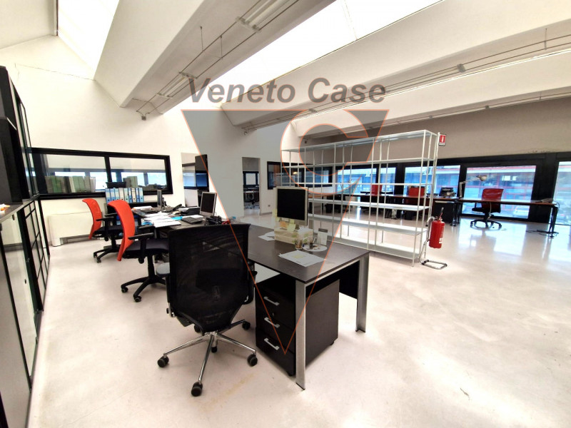 Proponiamo in vendita un ampio capannone di 1200 mq, composto da 1000 mq di spazio operativo e ul...