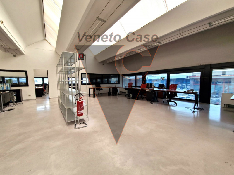 Proponiamo in vendita un ampio capannone di 1200 mq, composto da 1000 mq di spazio operativo e ul...
