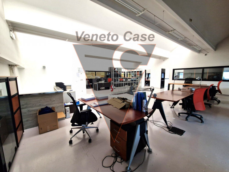 Proponiamo in vendita un ampio capannone di 1200 mq, composto da 1000 mq di spazio operativo e ul...