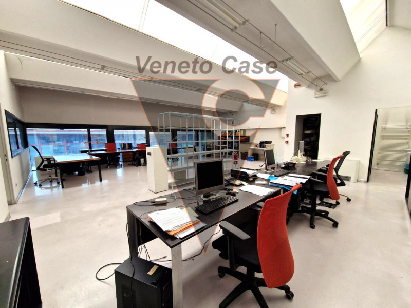 Proponiamo in vendita un ampio capannone di 1200 mq, composto da 1000 mq di spazio operativo e ul...