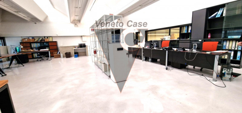 Proponiamo in vendita un ampio capannone di 1200 mq, composto da 1000 mq di spazio operativo e ul...