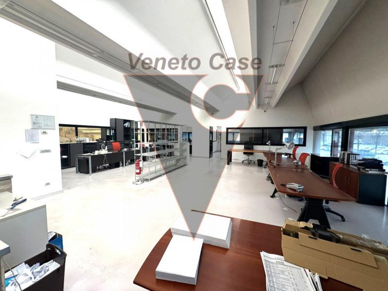 Proponiamo in vendita un ampio capannone di 1200 mq, composto da 1000 mq di spazio operativo e ul...