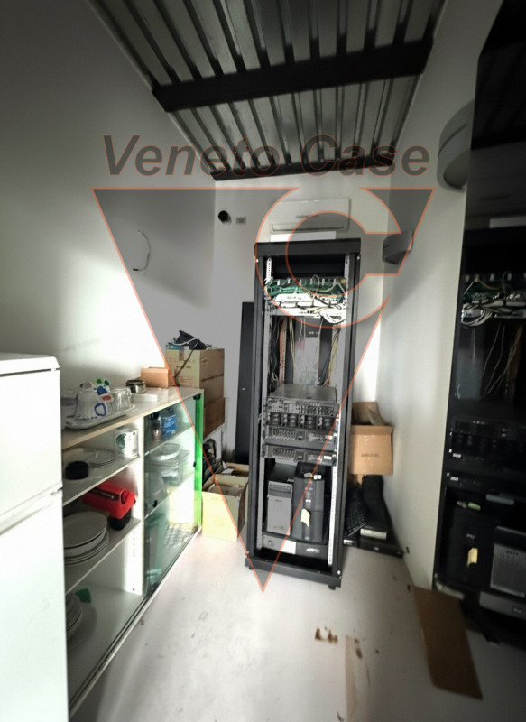 Proponiamo in vendita un ampio capannone di 1200 mq, composto da 1000 mq di spazio operativo e ul...