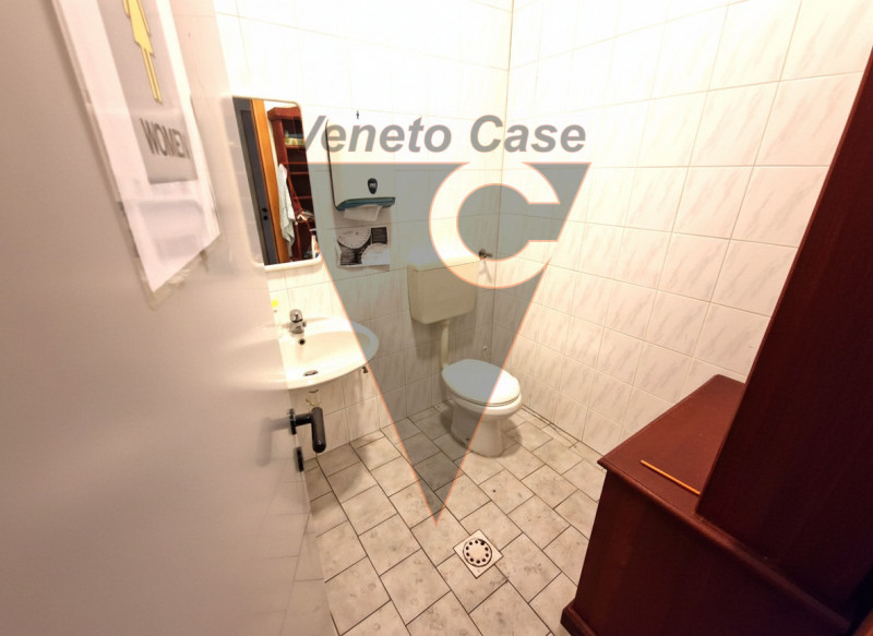 Proponiamo in vendita un ampio capannone di 1200 mq, composto da 1000 mq di spazio operativo e ul...