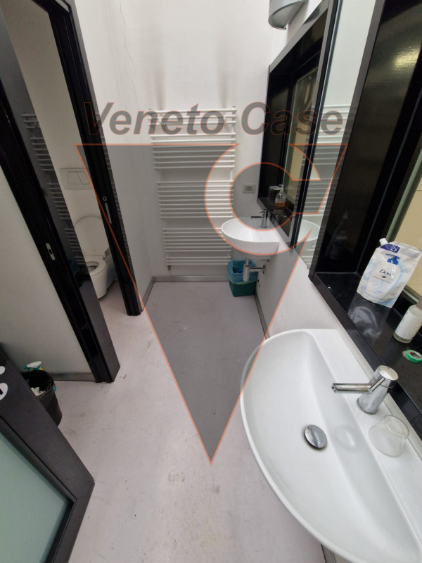 Proponiamo in vendita un ampio capannone di 1200 mq, composto da 1000 mq di spazio operativo e ul...