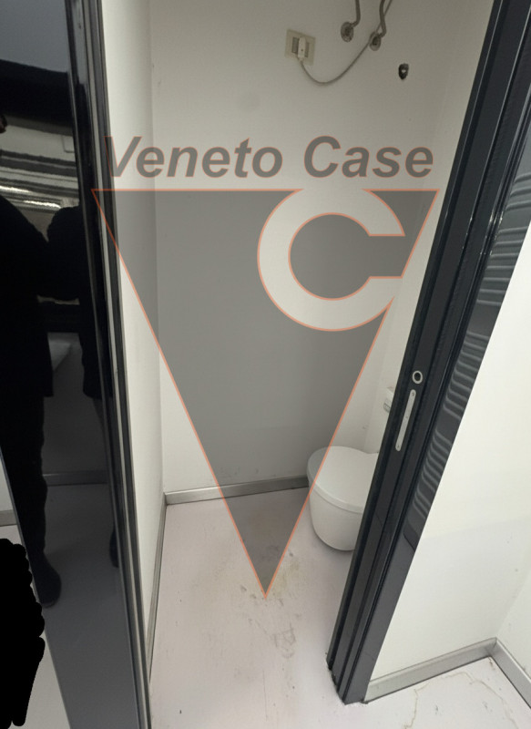 Proponiamo in vendita un ampio capannone di 1200 mq, composto da 1000 mq di spazio operativo e ul...