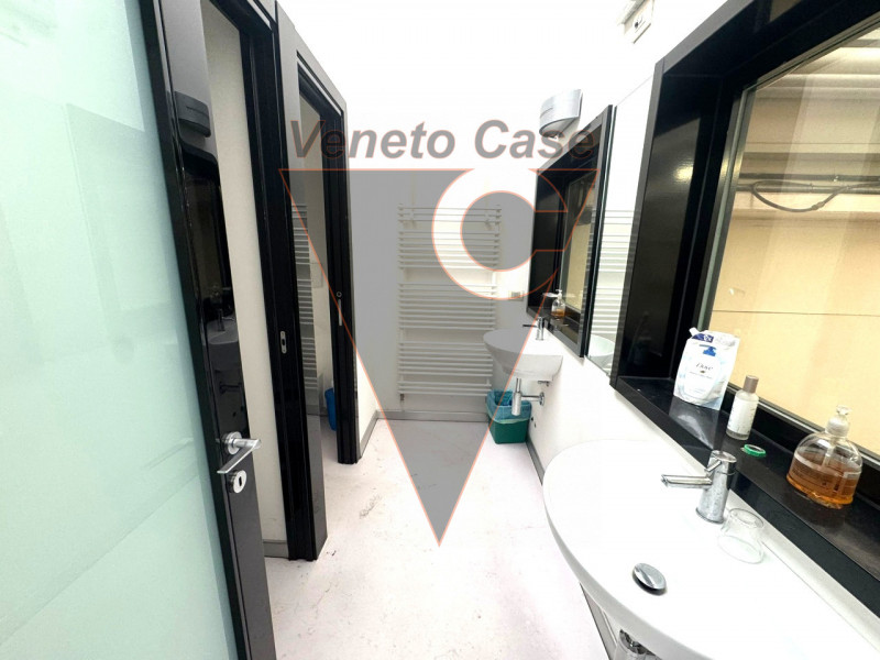 Proponiamo in vendita un ampio capannone di 1200 mq, composto da 1000 mq di spazio operativo e ul...