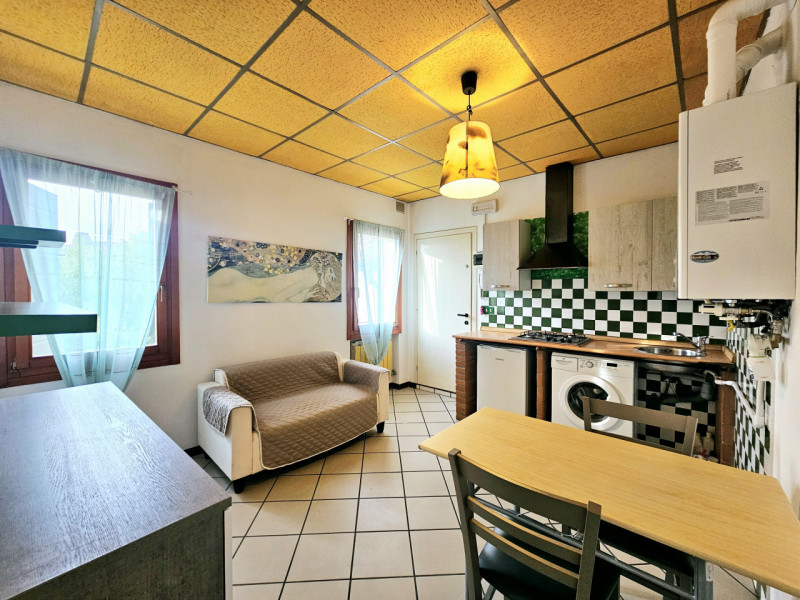 Nel prezzo di locazione sono comprese tutte le utenze e il Wi-Fi.
Proponiamo in affitto transitor...