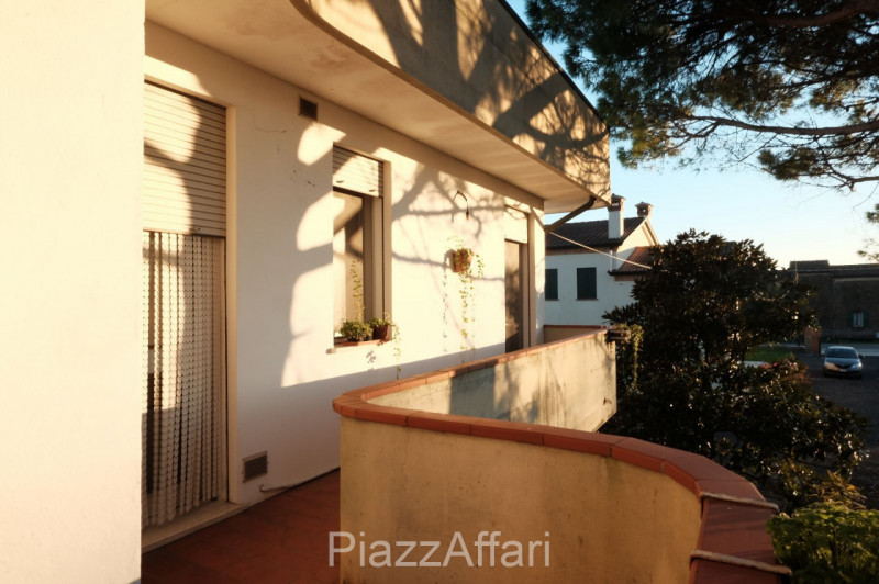 *** PREZZO RIBASSATO ***

Proponiamo in vendita casa singola divisa in due appartamenti disposti ...