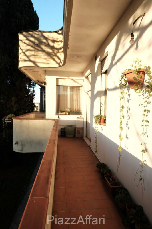 *** PREZZO RIBASSATO ***

Proponiamo in vendita casa singola divisa in due appartamenti disposti ...