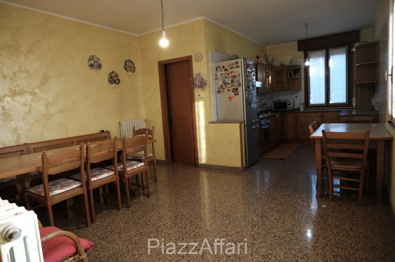 *** PREZZO RIBASSATO ***

Proponiamo in vendita casa singola divisa in due appartamenti disposti ...