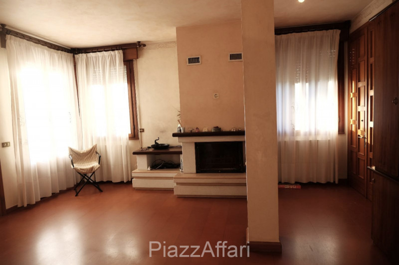 *** PREZZO RIBASSATO ***

Proponiamo in vendita casa singola divisa in due appartamenti disposti ...