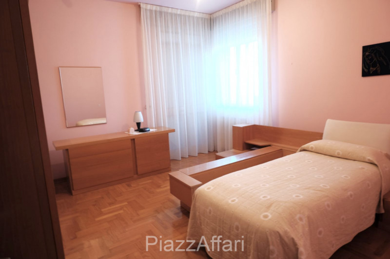 *** PREZZO RIBASSATO ***

Proponiamo in vendita casa singola divisa in due appartamenti disposti ...