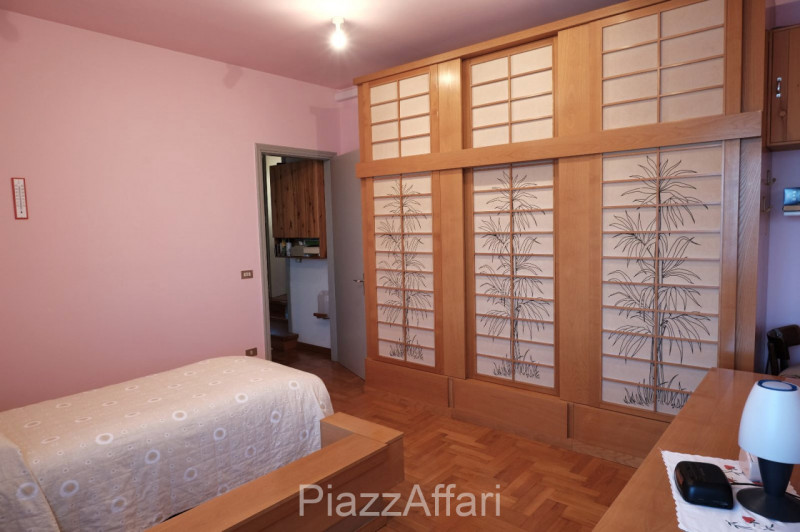 *** PREZZO RIBASSATO ***

Proponiamo in vendita casa singola divisa in due appartamenti disposti ...