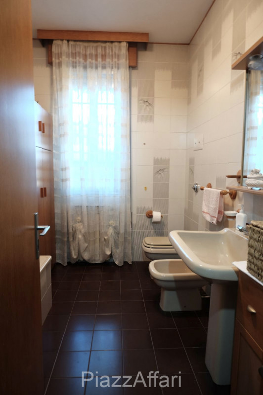 *** PREZZO RIBASSATO ***

Proponiamo in vendita casa singola divisa in due appartamenti disposti ...