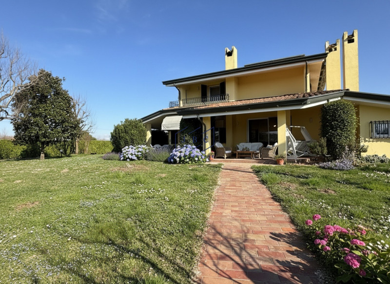 Chiarano - (Treviso)
Proponiamo in vendita a pochi minuti dal centro di Cessalto e di Chiarano, u...