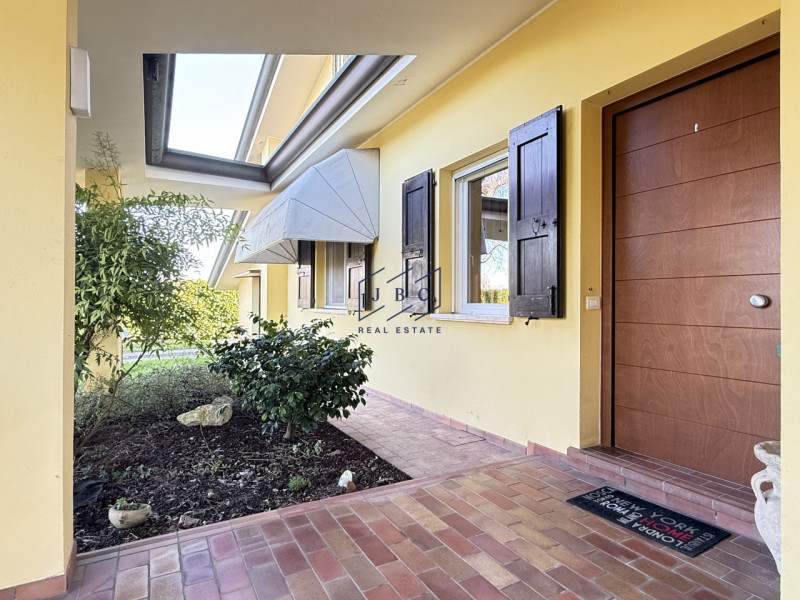 Chiarano - (Treviso)
Proponiamo in vendita a pochi minuti dal centro di Cessalto e di Chiarano, u...