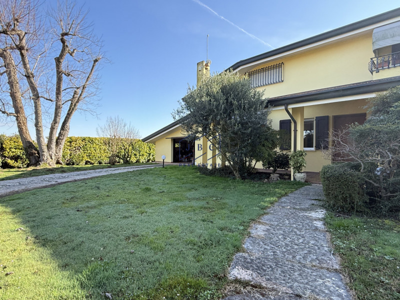 Chiarano - (Treviso)
Proponiamo in vendita a pochi minuti dal centro di Cessalto e di Chiarano, u...