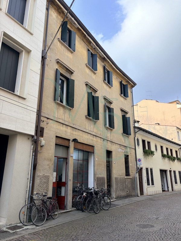 PADOVA – Centro Storico: Immobiliare MB propone in esclusiva intera palazzina edificata nei primi...