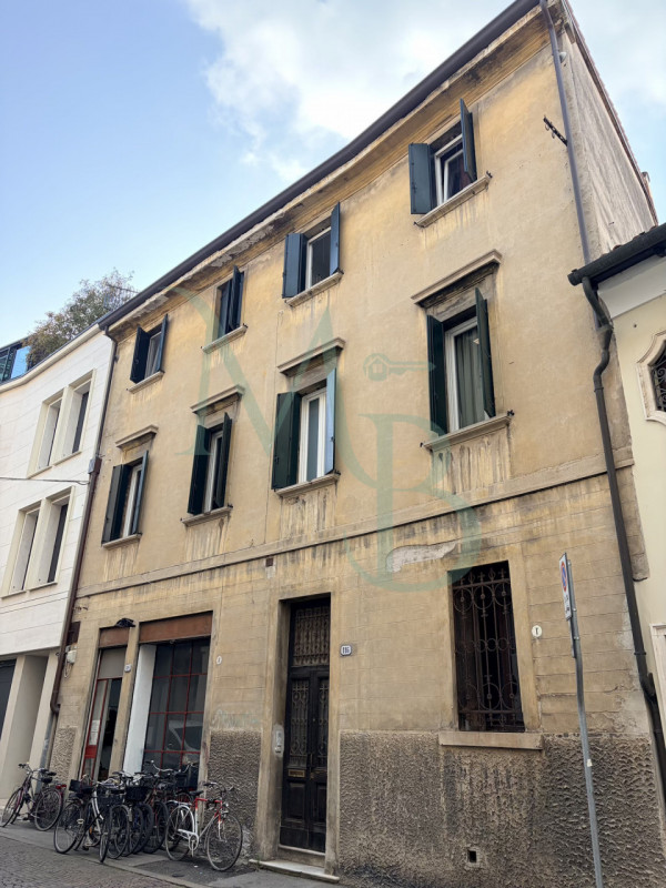 PADOVA – Centro Storico: Immobiliare MB propone in esclusiva intera palazzina edificata nei primi...