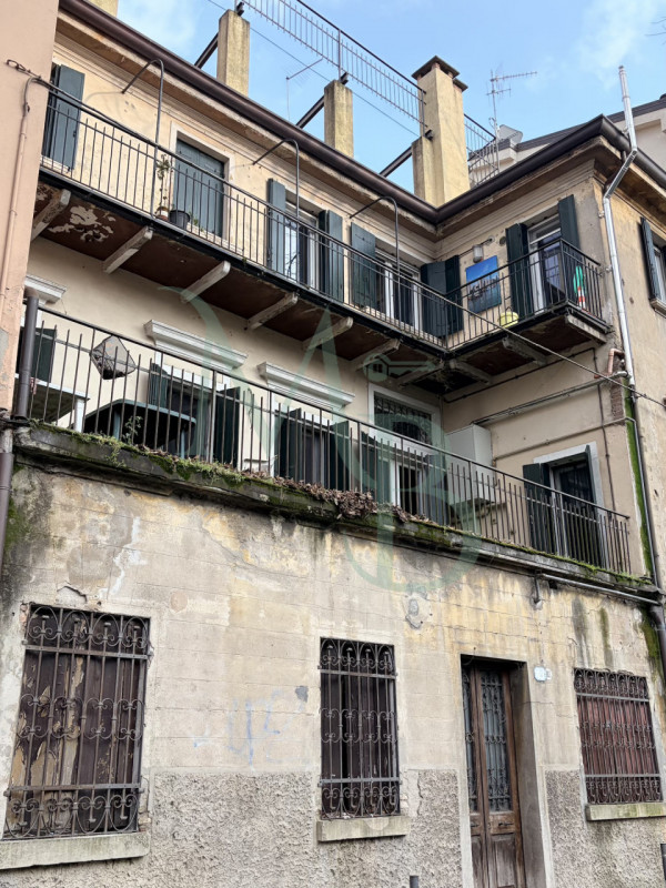PADOVA – Centro Storico: Immobiliare MB propone in esclusiva intera palazzina edificata nei primi...