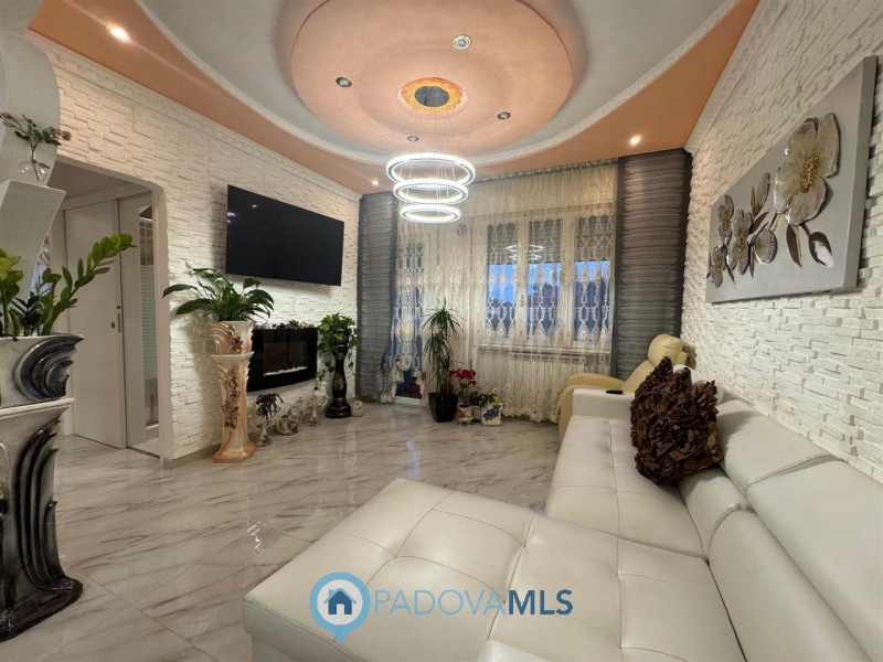 Immobile in esclusiva al Gruppo Padova MLS
In zona Arcella – San Carlo, a Padova, proponiamo in v...