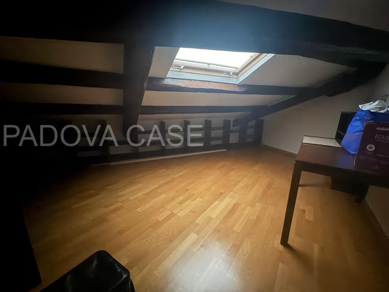 SOLO REFERENZIATI 

Scoprite questo splendido appartamento duplex situato nel cuore del quartiere...