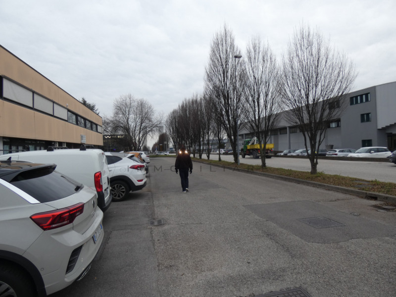 SCHIO - ZONA INDUSTRIALE: Immobile ad uso UFFICIO/LABORATORIO di mq. 350 locato ad azienda leader...
