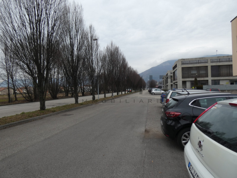 SCHIO - ZONA INDUSTRIALE: Immobile ad uso UFFICIO/LABORATORIO di mq. 350 locato ad azienda leader...