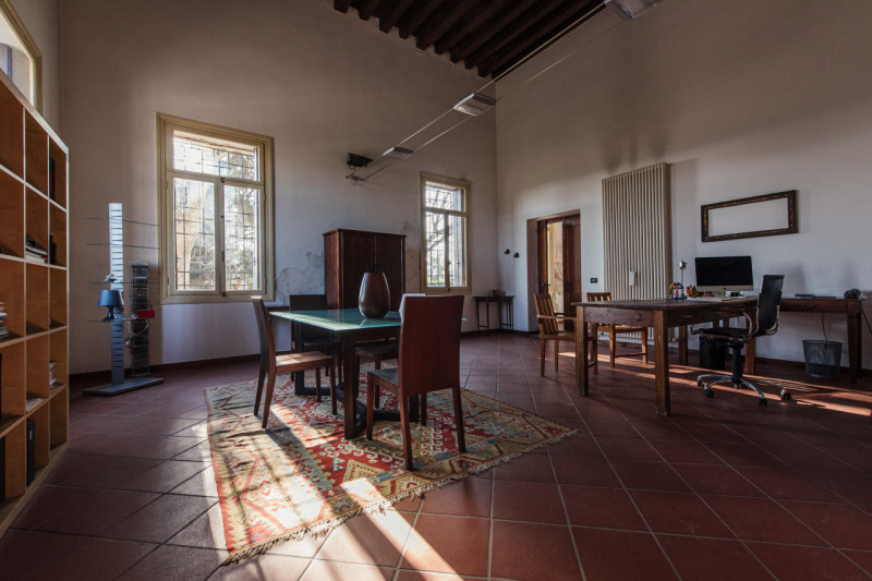 UBICAZIONE E CONTESTO

Nel suggestivo contesto storico di Casale, a pochi minuti dal centro di Vi...