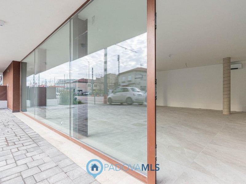 NEGOZIO COMMERCIALE ZONA VOLTABAROZZO (PD)

Immobile in esclusiva al Gruppo Padova MLS

Negozio d...