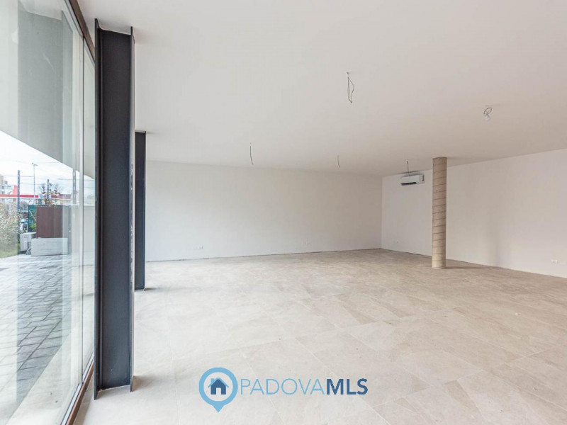 NEGOZIO COMMERCIALE ZONA VOLTABAROZZO (PD)

Immobile in esclusiva al Gruppo Padova MLS

Negozio d...