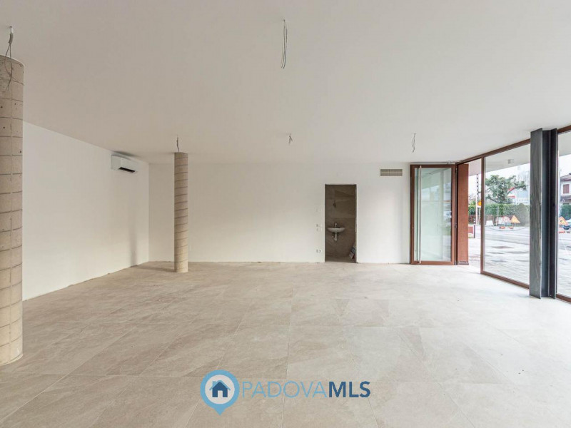 NEGOZIO COMMERCIALE ZONA VOLTABAROZZO (PD)

Immobile in esclusiva al Gruppo Padova MLS

Negozio d...