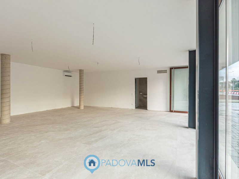 NEGOZIO COMMERCIALE ZONA VOLTABAROZZO (PD)

Immobile in esclusiva al Gruppo Padova MLS

Negozio d...