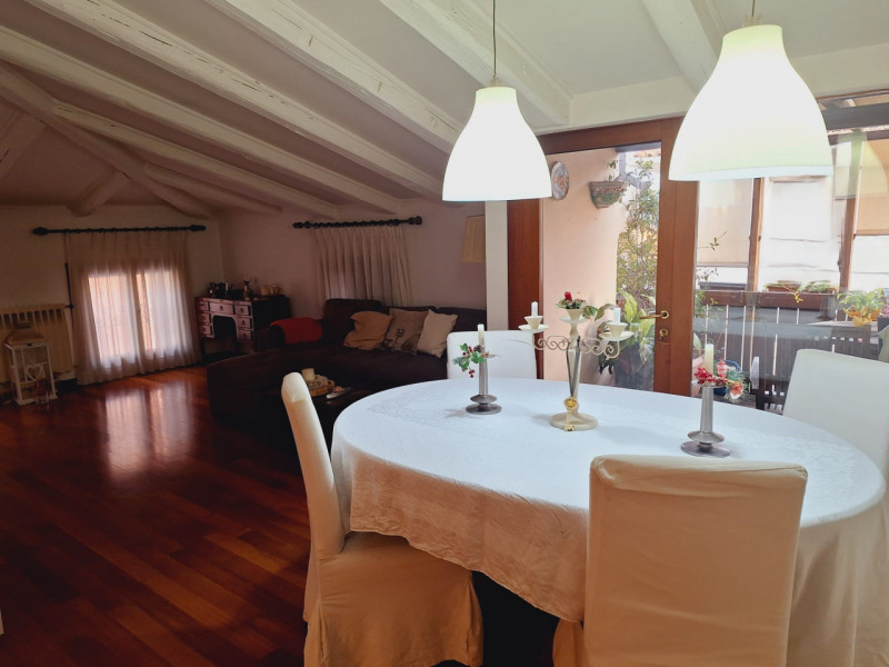 L'agenzia Iris è lieta di presentare in vendita un affascinante appartamento quadrilocale situato...