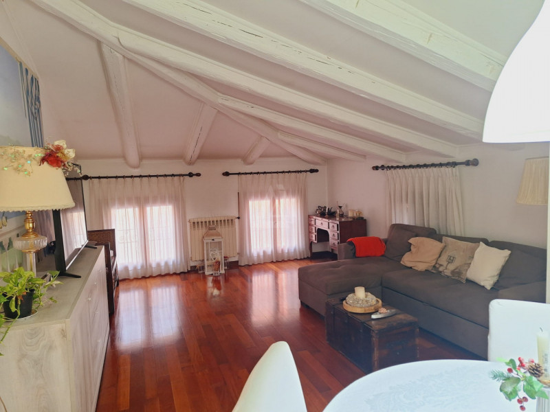 L'agenzia Iris è lieta di presentare in vendita un affascinante appartamento quadrilocale situato...