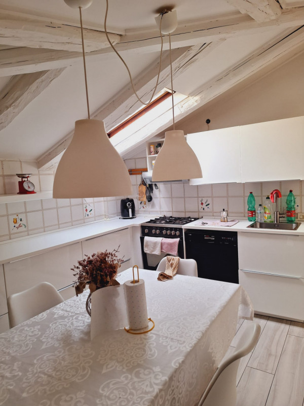 L'agenzia Iris è lieta di presentare in vendita un affascinante appartamento quadrilocale situato...