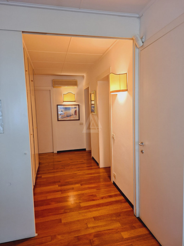 L'agenzia Iris è lieta di presentare in vendita un affascinante appartamento quadrilocale situato...