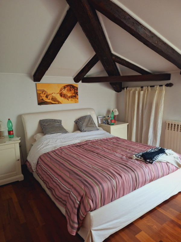 L'agenzia Iris è lieta di presentare in vendita un affascinante appartamento quadrilocale situato...