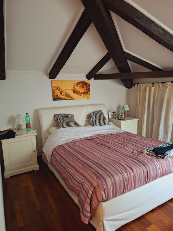 L'agenzia Iris è lieta di presentare in vendita un affascinante appartamento quadrilocale situato...