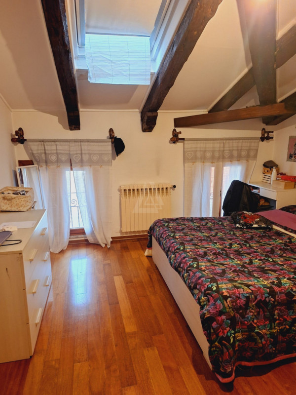 L'agenzia Iris è lieta di presentare in vendita un affascinante appartamento quadrilocale situato...