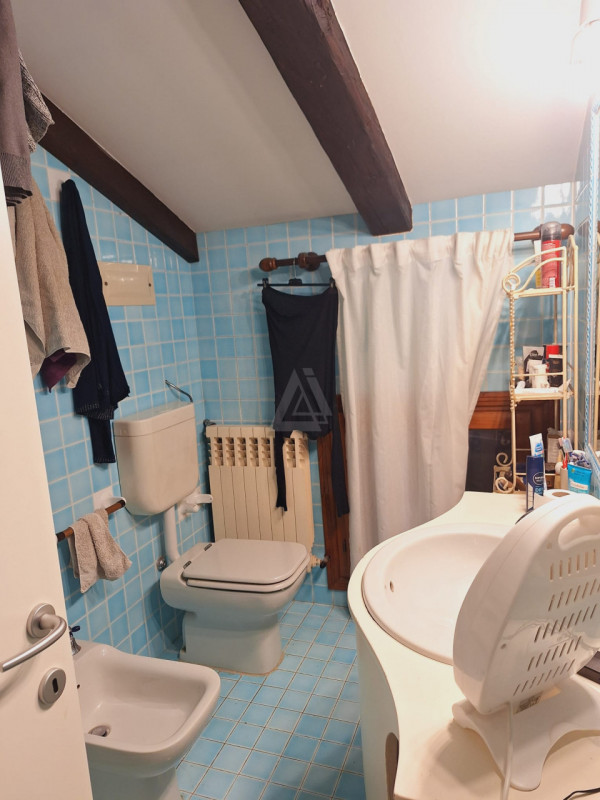 L'agenzia Iris è lieta di presentare in vendita un affascinante appartamento quadrilocale situato...