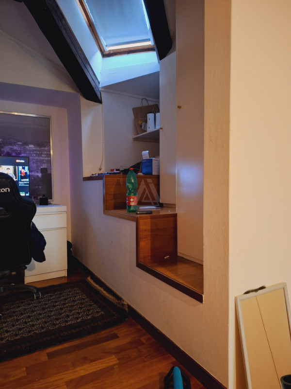 L'agenzia Iris è lieta di presentare in vendita un affascinante appartamento quadrilocale situato...