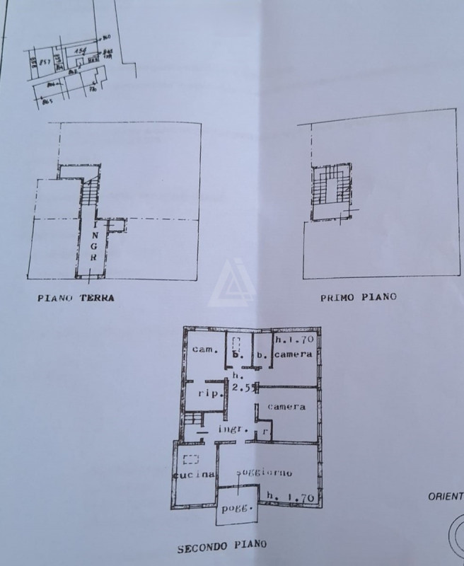L'agenzia Iris è lieta di presentare in vendita un affascinante appartamento quadrilocale situato...
