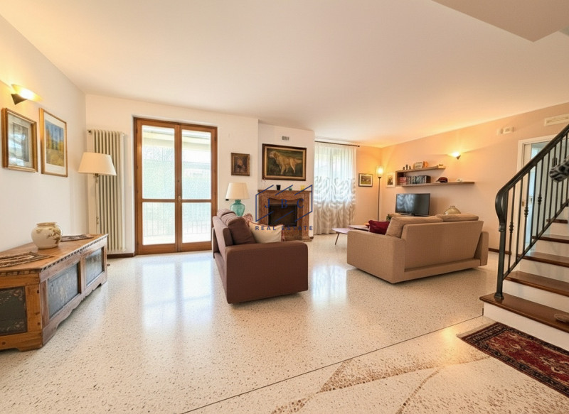 ODERZO - In esclusiva proponiamo una splendida porzione di testa in villa trifamiliare situata ne...