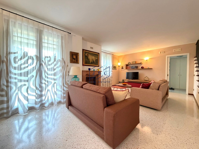 ODERZO - In esclusiva proponiamo una splendida porzione di testa in villa trifamiliare situata ne...